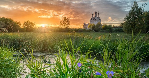 Поля село церквушка Россия
