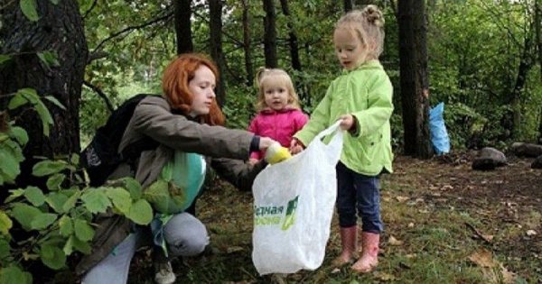 Дети убирают мусор