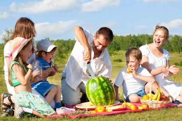 Счастливые люди на природе