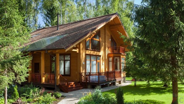 Дом Каленов в лесу у озера
