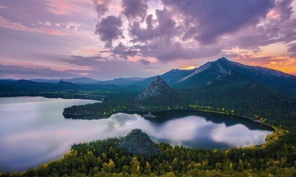 Скала Жумбактас в Казахстане
