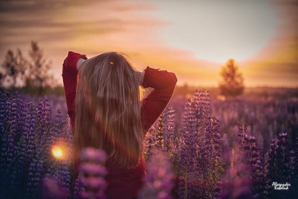 Девушка в шляпе со спины