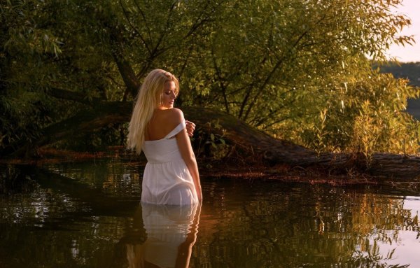 Фотосессия на рассвете в лесу