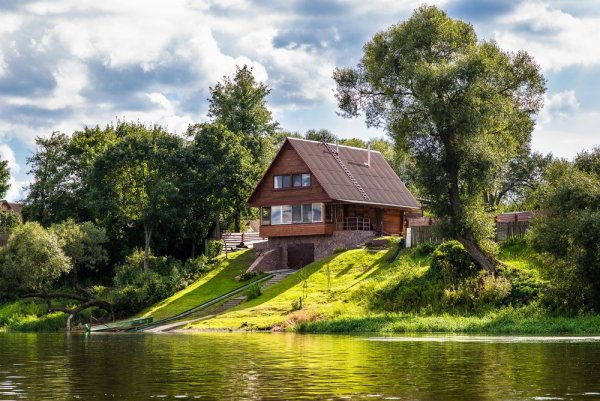 Деревня на берегу реки