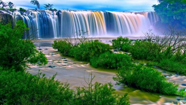 Водопад у озера