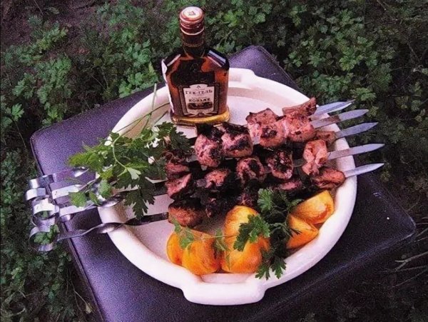Стол с шашлыками и выпивкой