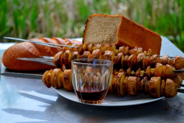 Натюрморт с шашлыком