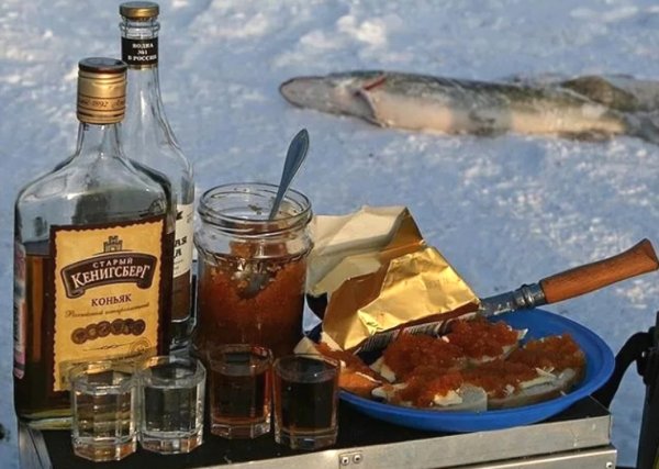 Стол с водочкой и закуской на природе