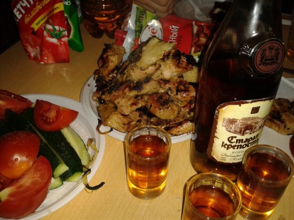 Стол с водочкой и закуской на природе