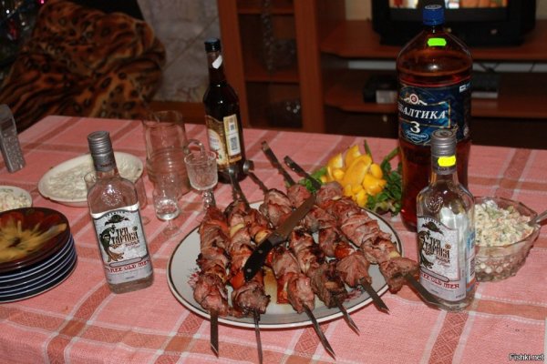 Накрытый стол с коньяком