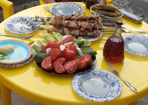 Шашлык и вино на природе