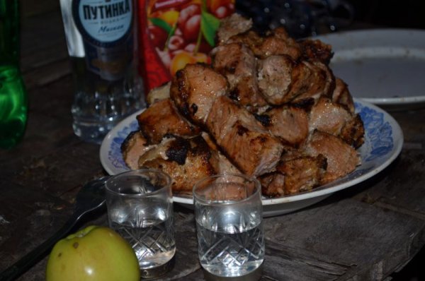 Стол с шашлыком и закуской