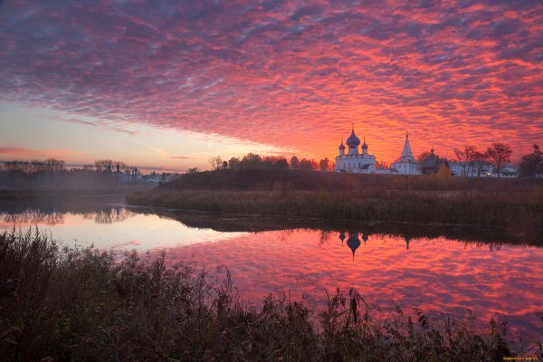Храм отражение река Суздаль