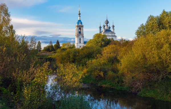 Храм Церковь на берегу реки Подмосковье