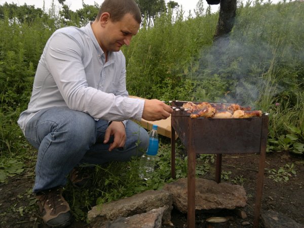 Жарим шашлык на природе