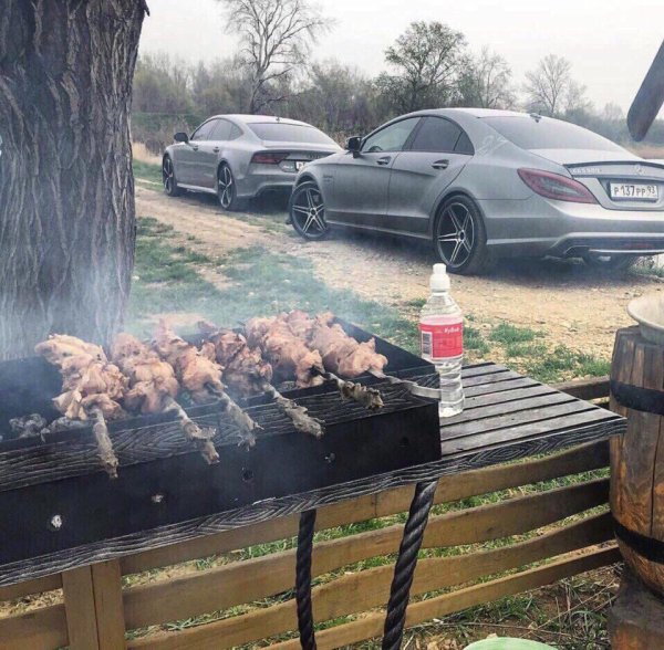 Мужчина с шашлыком