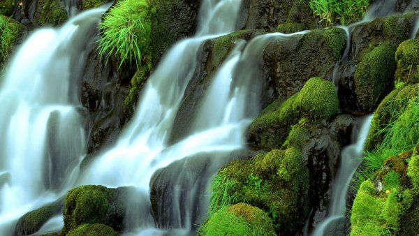 Красивый водопад движущийся