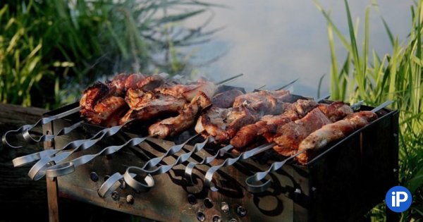Шашлык на мангале на природе