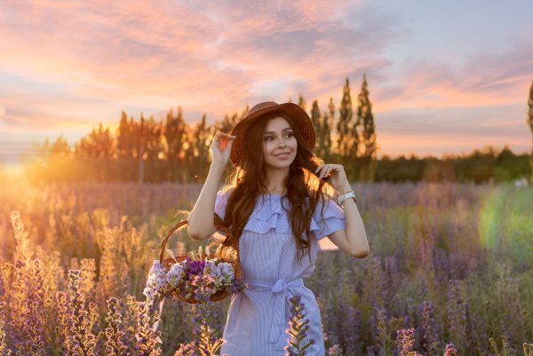Девушка в белом платье