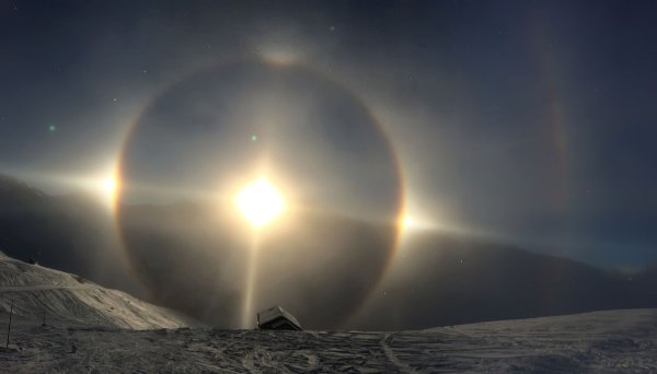 Солнечное гало вокруг Луны