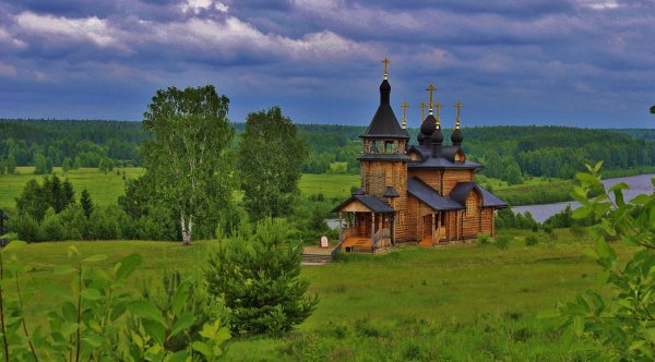 Храм Свердловской области в лесу