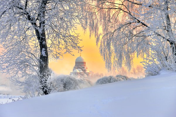 Зимний пейзаж с храмом