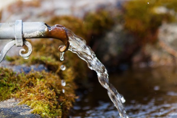 Вода река