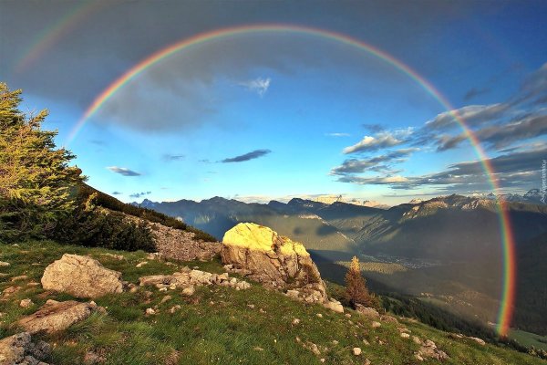 Красивая природа с радугой