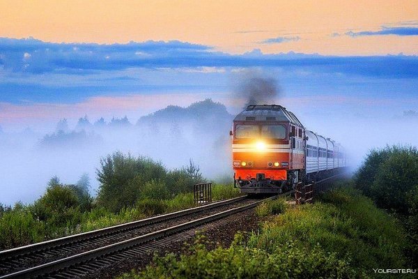 Поезд РЖД на мосту
