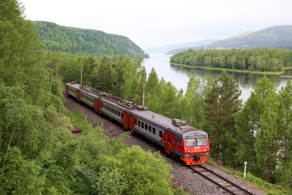 Пейзаж с паровозом