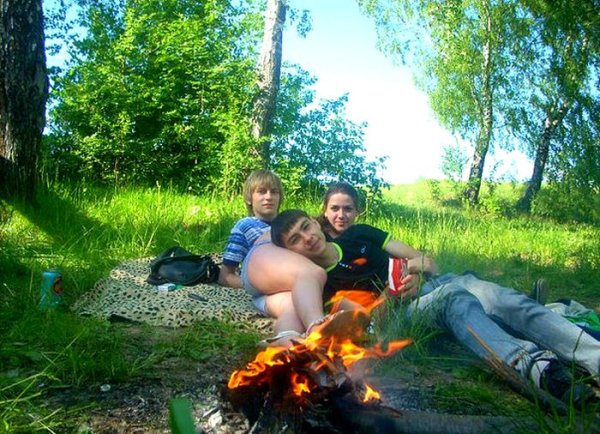 Девчонки в лесу на шашлыках