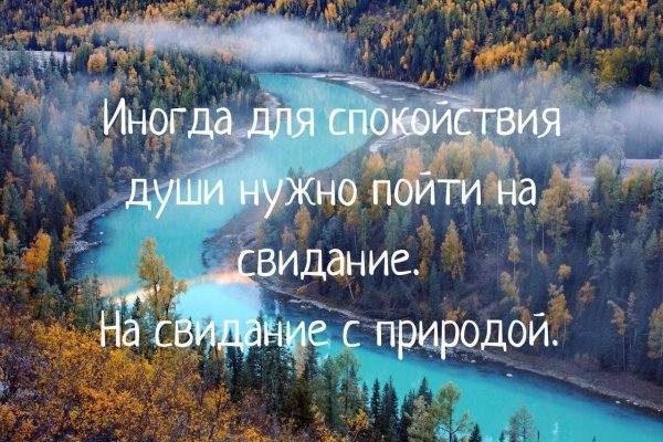 Девушка лежит на траве