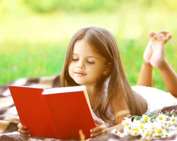 Дети с книгами радостные лето