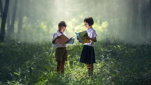 Мальчик и девочка с книгой