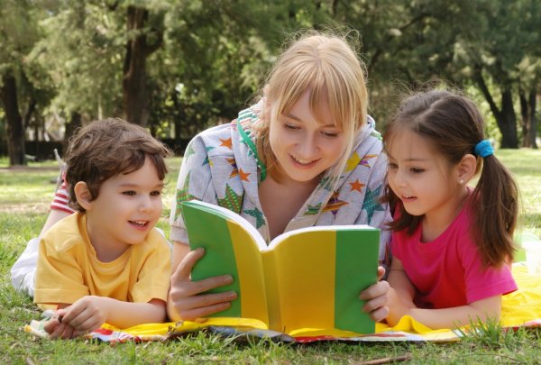 Дети читают книги
