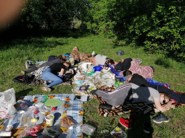 Пьяные на природе с палатками