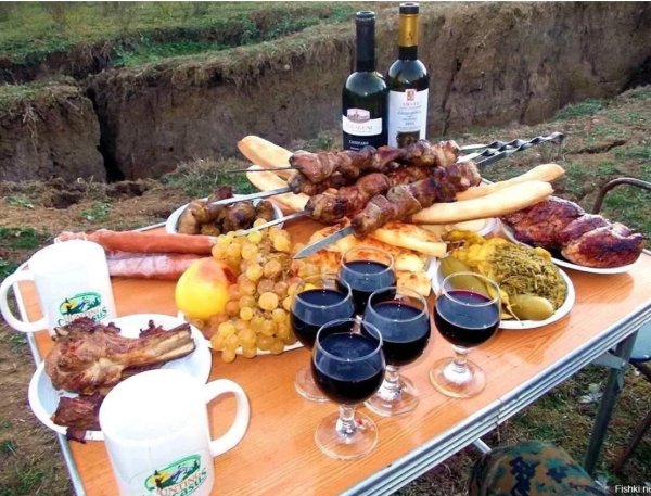 Друзья на пьянке на природе