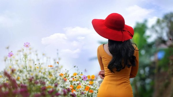 Женщина в шляпе со спины