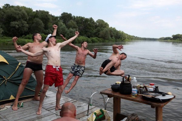 Мужики на реке