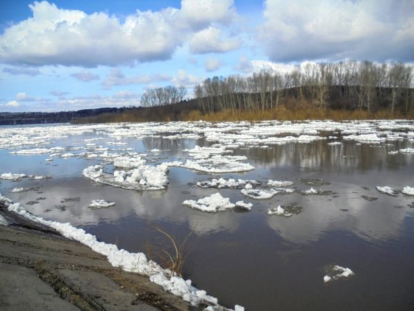 Тает снег