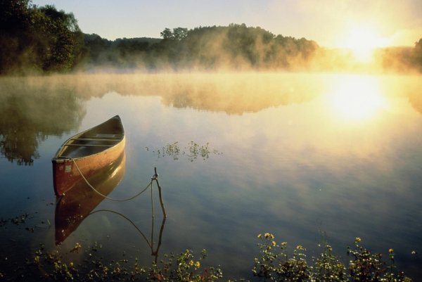 Природа с рекой и лодкой