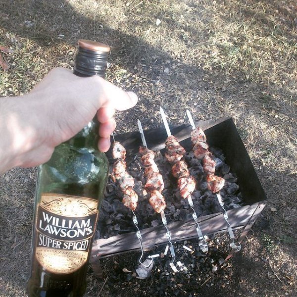 Шашлыки на природе вечером