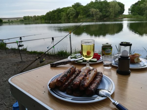 Шашлык на столе с пивом