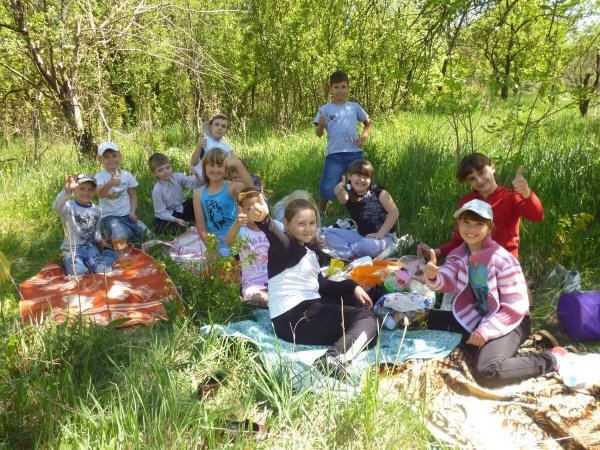 Дети на экскурсии на природе