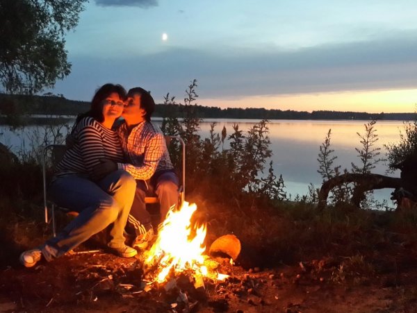 Парень с девушкой возле костра