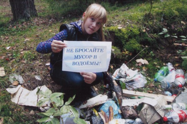 Дети мусорят в лесу