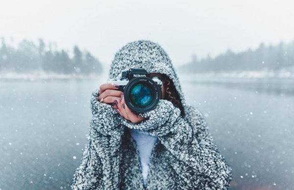 Девушка с фотоаппаратом зима