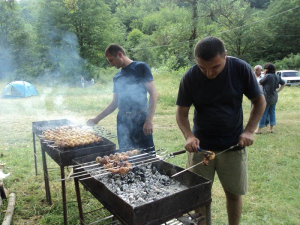 Барбекю на природе с друзьями