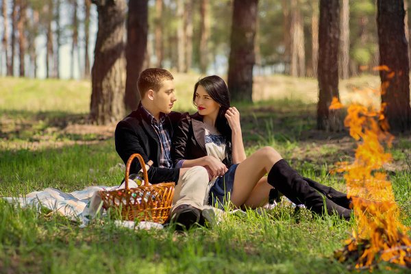 Влюбленная пара в лесу