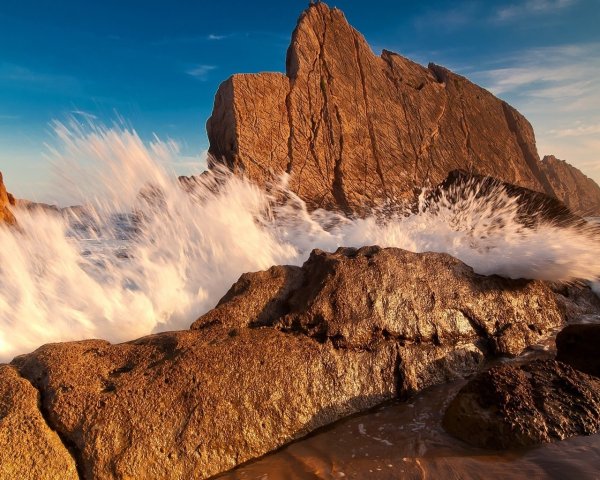 Волны и скалы